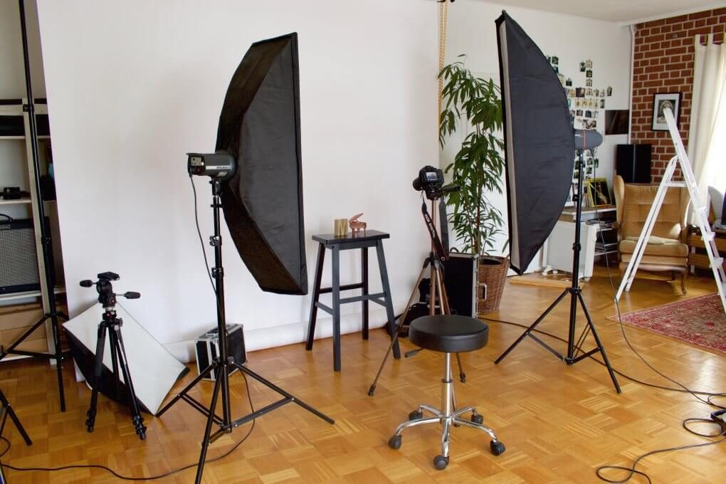 Vue d’ensemble de l’éclairage de photo de produit. Sur cette image, vous pouvez voir un éclairage composé seulement de lumières de guidage. Dans les deux boîtes à lumière se trouvent des flash de studio qui ont été réglés à la même puissance. Vue d’ensemble de l’éclairage de photo de produit. Sur cette image, vous pouvez voir un éclairage composé seulement de lumières de guidage. Dans les deux boîtes à lumière se trouvent des flash de studio qui ont été réglés à la même puissance.