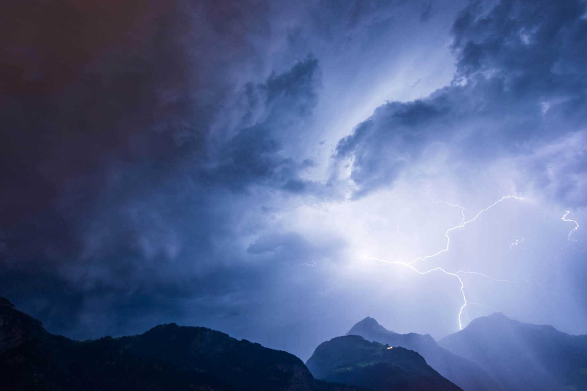Blitz-schlägt-in-Berge-ein Blitz-schlägt-in-Berge-ein