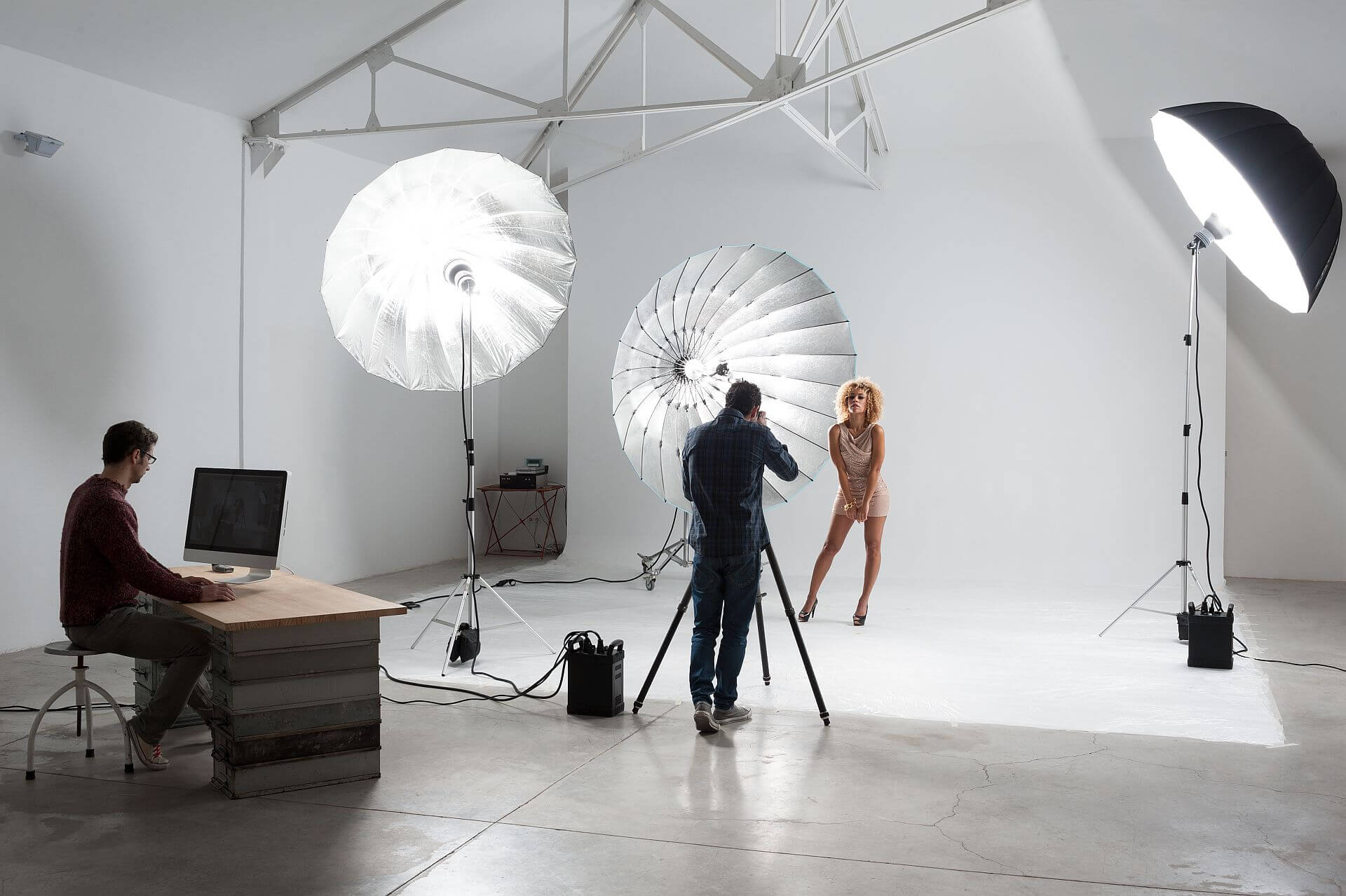 Fotomodella in uno studio fotografico. Fotomodella in uno studio fotografico.