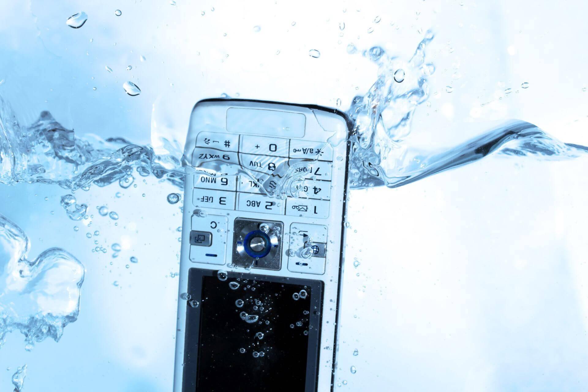 Histoire et évolution de la photographie: un Natel tombe dans l’eau. Histoire et évolution de la photographie: un Natel tombe dans l’eau.