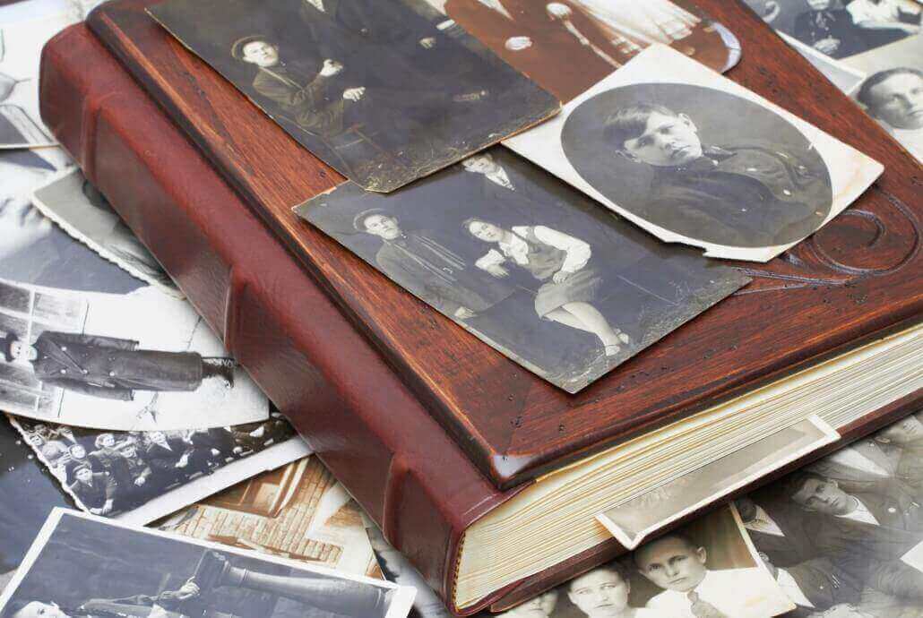 Un album fotografico e alcune foto in bianco e nero. Un album fotografico e alcune foto in bianco e nero.