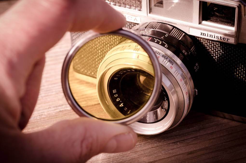 Un filtre de couleur jaune dans la photographie argentique noir et blanc. Un filtre de couleur jaune dans la photographie argentique noir et blanc.