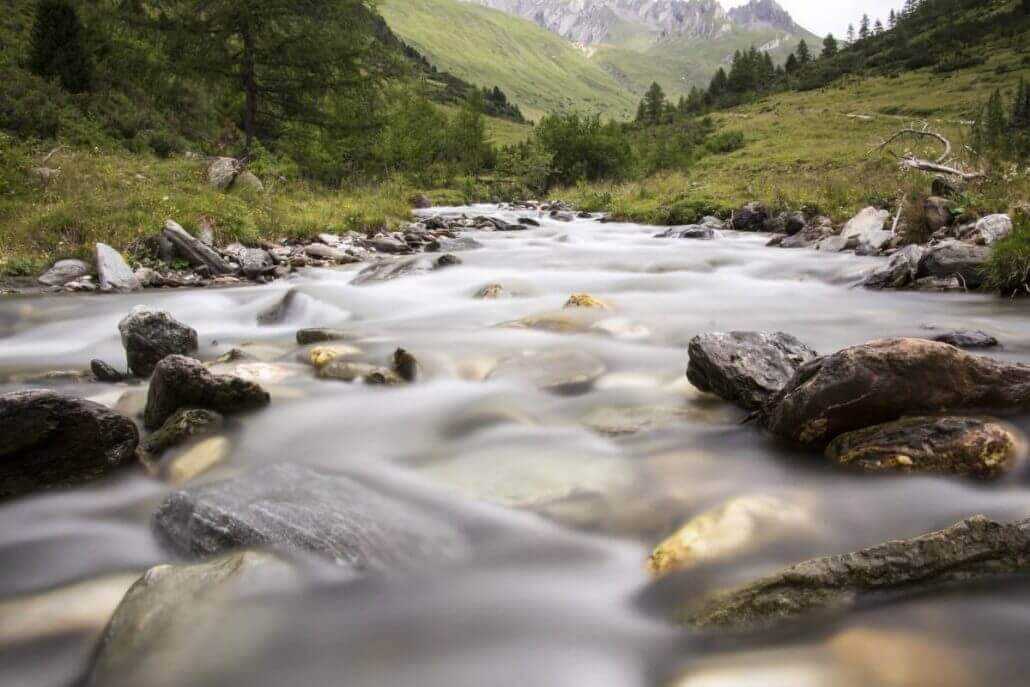 Photographing flowing water smooth Photographing flowing water smooth