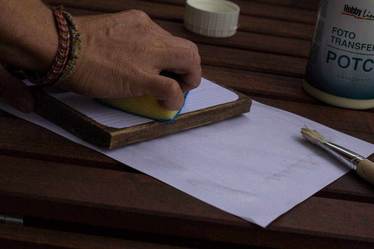 Stampare foto su legno – spalmare colla sulla superficie. Stampare foto su legno – spalmare colla sulla superficie.