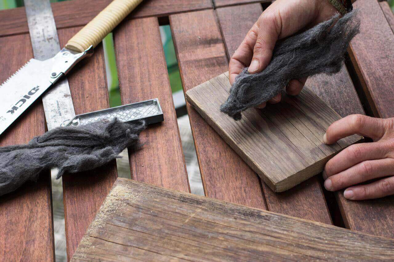 Il pezzo tagliato di legno viene levigato con la lana d’acciaio per evitare le schegge. Il pezzo tagliato di legno viene levigato con la lana d’acciaio per evitare le schegge.