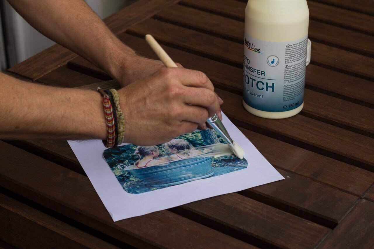 La foto viene ritagliata e spennellata con colla sul lato anteriore. La foto viene ritagliata e spennellata con colla sul lato anteriore.