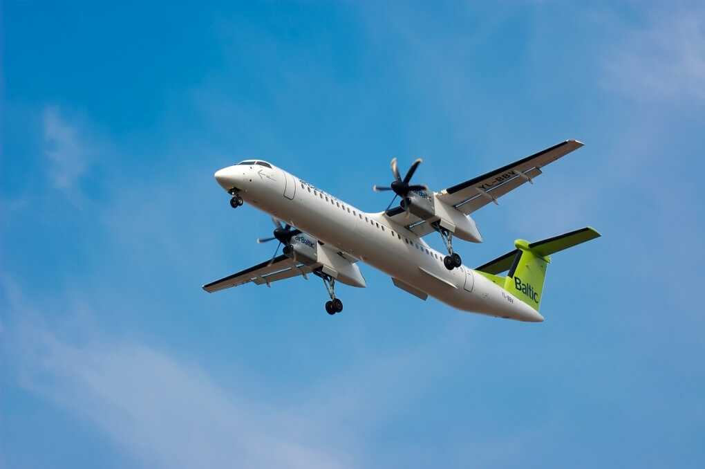 Sur cette photo, l’avion semble à l’arrêt, car même les rotors sont presque complètement aiguisés. Un tel résultat ne peut être obtenu qu’avec un temps d’exposition très court. Le fond nuageux ajoute de la profondeur à l’image. Sur cette photo, l’avion semble à l’arrêt, car même les rotors sont presque complètement aiguisés. Un tel résultat ne peut être obtenu qu’avec un temps d’exposition très court. Le fond nuageux ajoute de la profondeur à l’image.