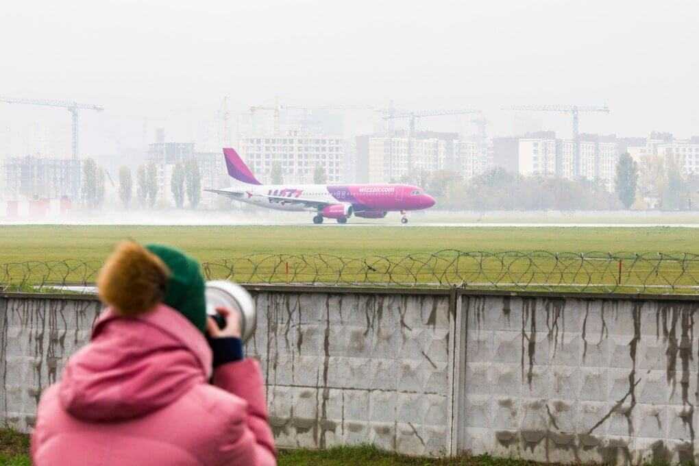 Planespotterin-fotografiert-startendes-Flugzeug Planespotterin-fotografiert-startendes-Flugzeug