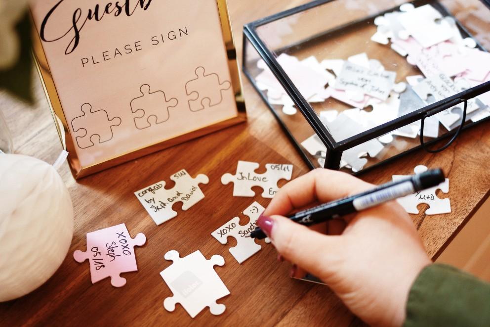 Un invité inscrit ses félicitations sur une pièce de puzzle. Un invité inscrit ses félicitations sur une pièce de puzzle.