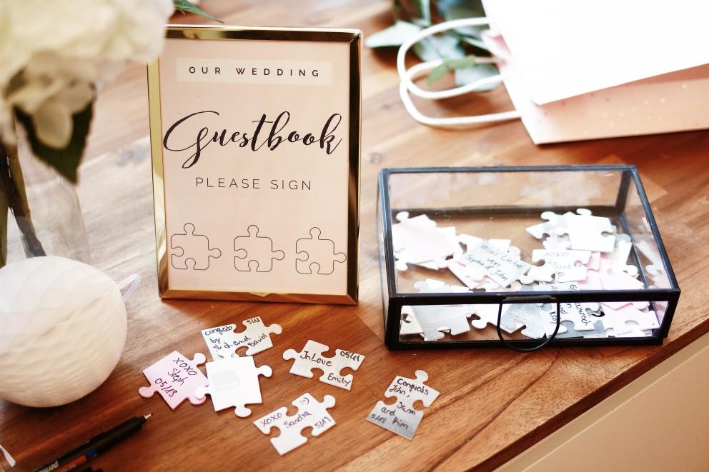 Un puzzle utilisé comme livre d’or de mariage. Un puzzle utilisé comme livre d’or de mariage.