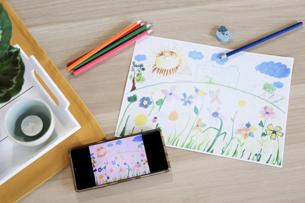 Numériser les dessins d‘enfants avec un téléphone portable. Numériser les dessins d‘enfants avec un téléphone portable.