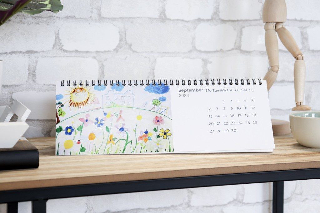 Un calendrier photo pour le bureau avec des dessins d’enfants numérisés. Un calendrier photo pour le bureau avec des dessins d’enfants numérisés.