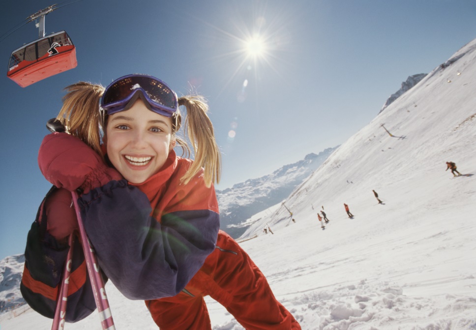 Une skieuse sourit à l’appareil photo.