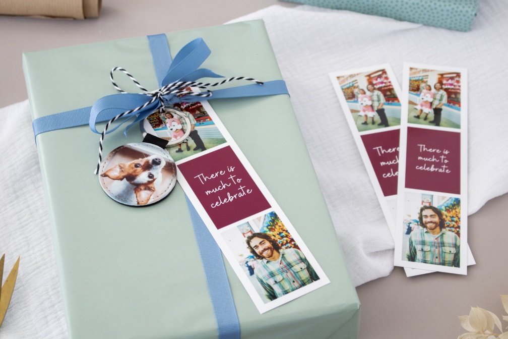 Portachiavi e segnalibri personalizzati da utilizzare come etichette regalo creative. Portachiavi e segnalibri personalizzati da utilizzare come etichette regalo creative.