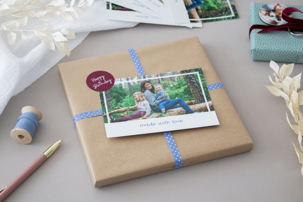 Cartolina fotografica usata come etichetta per i regali Cartolina fotografica usata come etichetta per i regali