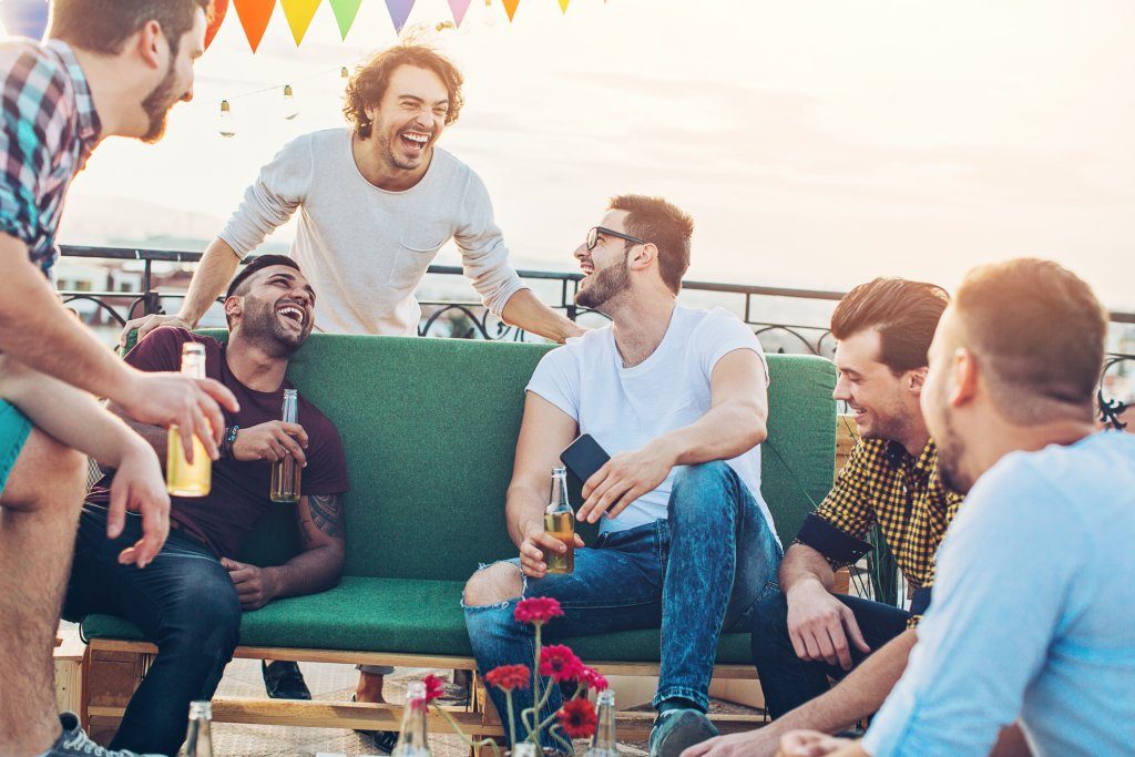 Idee addio al celibato: alcuni amici festeggiano su un terrazzo Idee addio al celibato: alcuni amici festeggiano su un terrazzo