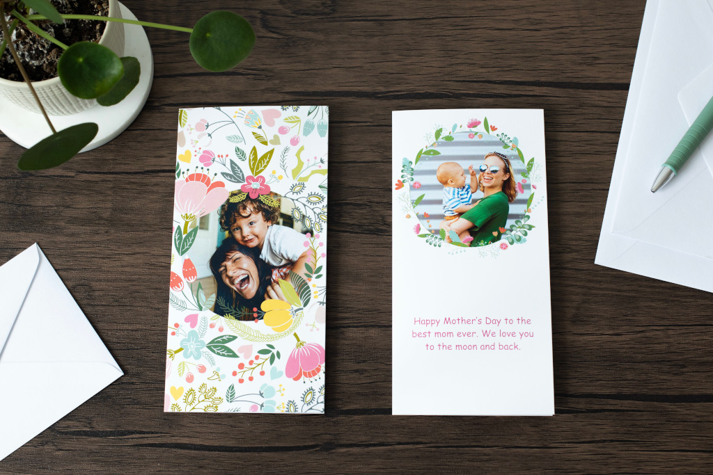 Des designs pour une carte de vœux avec un motif florale à l’occasion de la fête des mères. Des designs pour une carte de vœux avec un motif florale à l’occasion de la fête des mères.