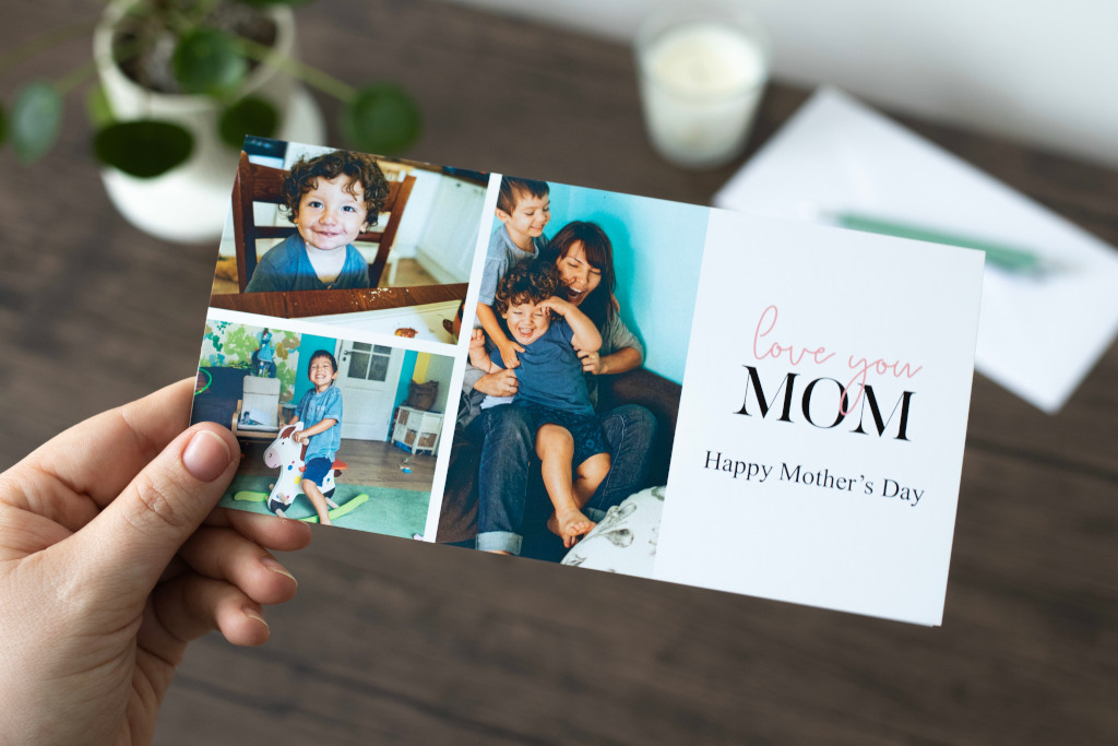 Un collage fotografico per la Festa della Mamma. Un collage fotografico per la Festa della Mamma.