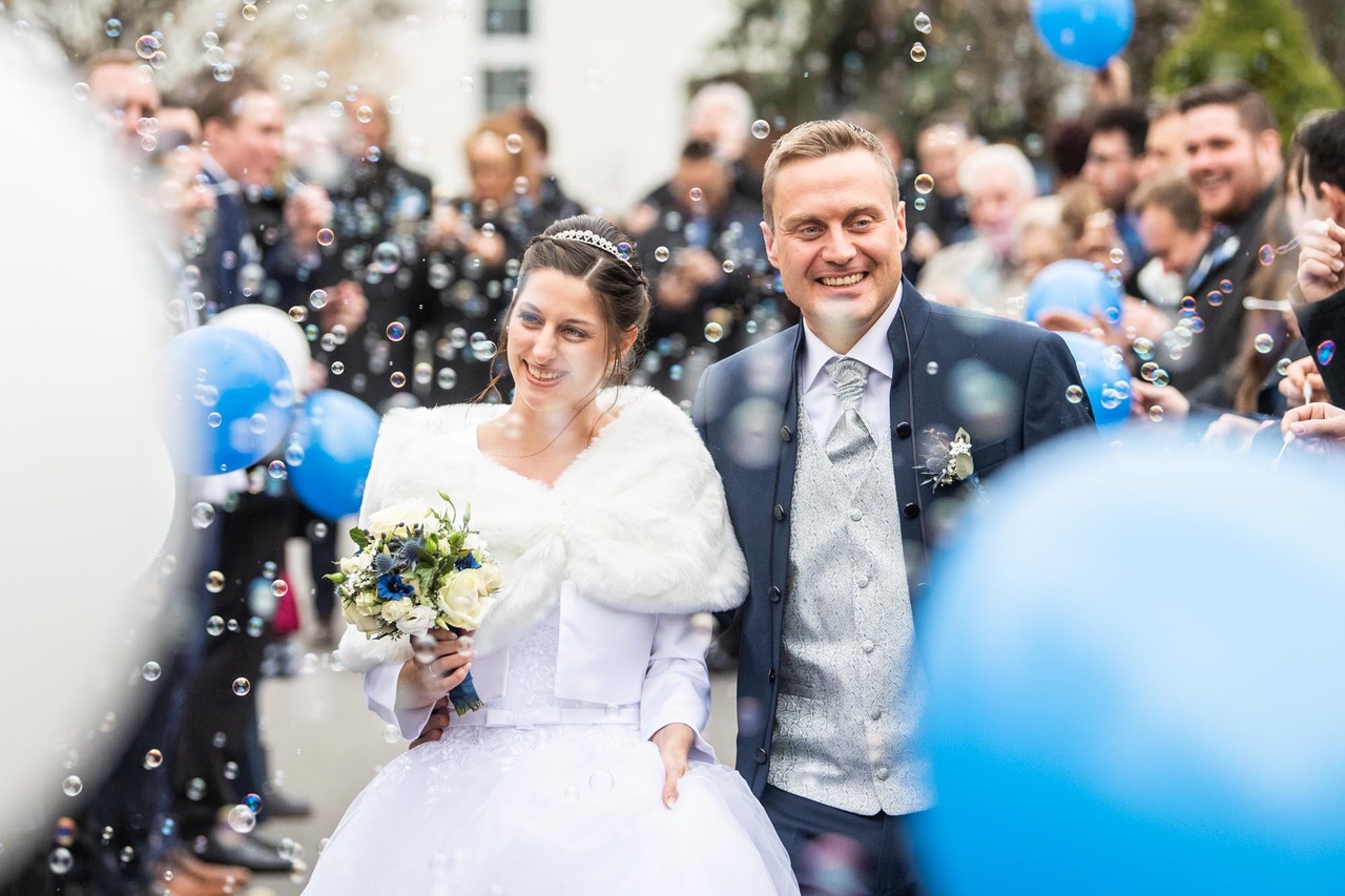 Le photopgraphe de marriage Mattias Nutt au cœur des événements : des bulles pour la mariée
