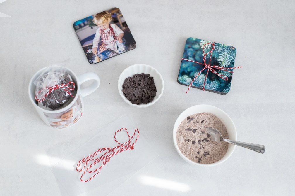 Ingredienti per una torta in tazza con foto e sottobicchieri coordinati. Ingredienti per una torta in tazza con foto e sottobicchieri coordinati.