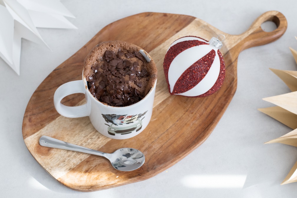 Deliziosa cupcake al cioccolato in una tazza fotografica personalizzata. Deliziosa cupcake al cioccolato in una tazza fotografica personalizzata.