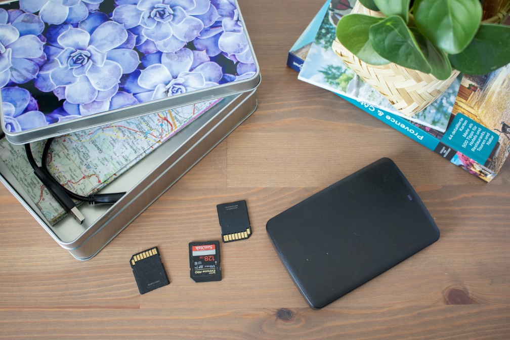 Various storage systems for backing up your holiday photos. Various storage systems for backing up your holiday photos.