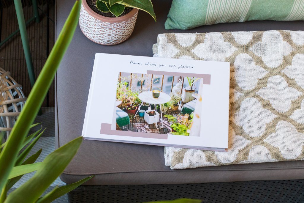 A garden-themed yearbook in the form of a photo book A garden-themed yearbook in the form of a photo book