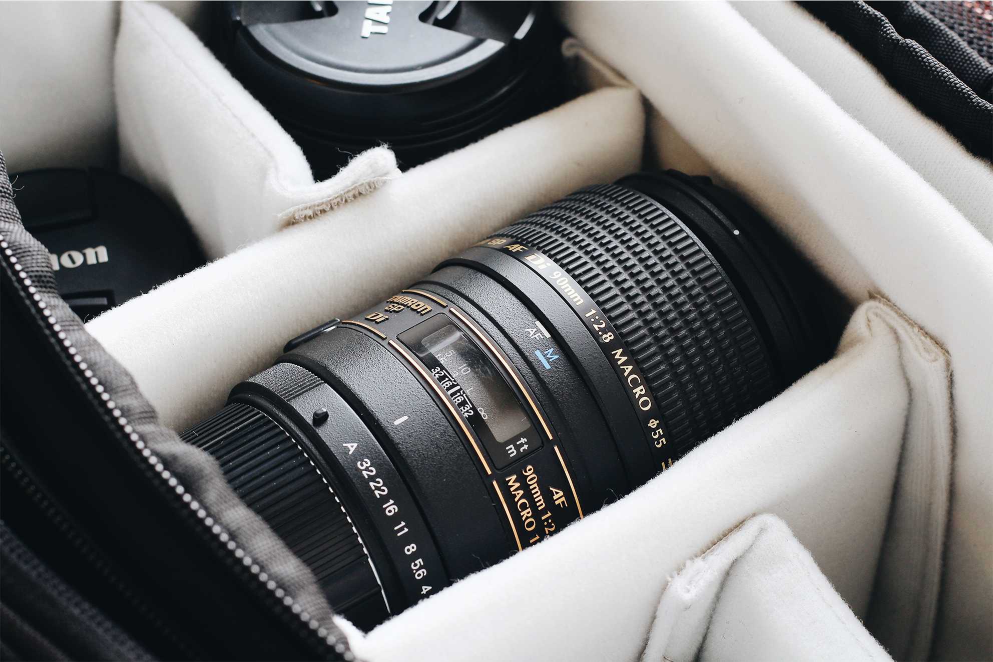 Photo d'un objectif macro dans une housse de protection Photo d'un objectif macro dans une housse de protection