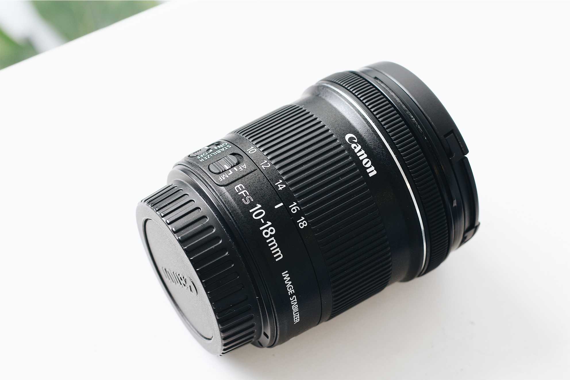 Photo d'un objectif grand-angle de 10 à 18 mm Photo d'un objectif grand-angle de 10 à 18 mm