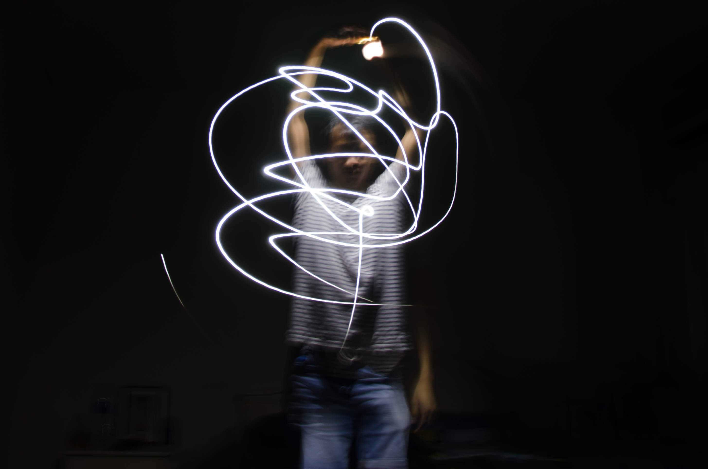 Un homme réalise une photo de light Painting. Un homme réalise une photo de light Painting.
